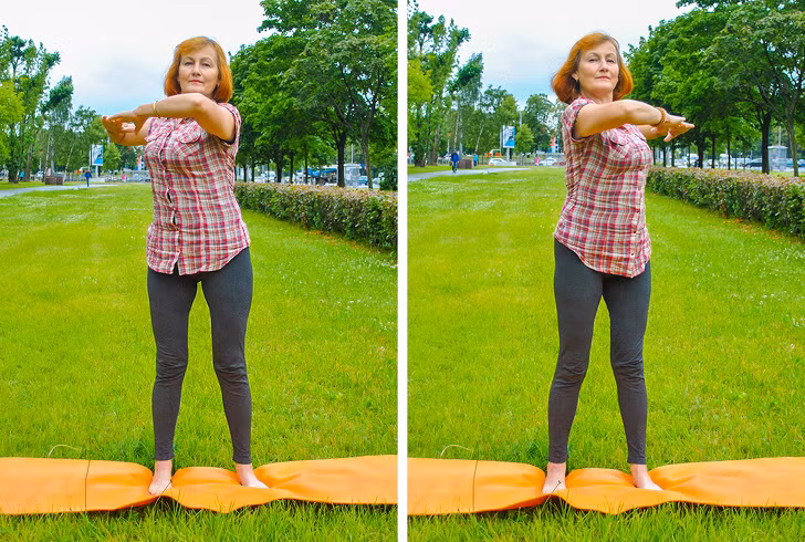 Đứng thẳng, hai chân rộng bằng vai, hai tay đưa cao ngang ngực, gập khuỷu tay lại, mũi tay chạm nhau. Vặn người sang bên hai mỗi bên 20 lần.