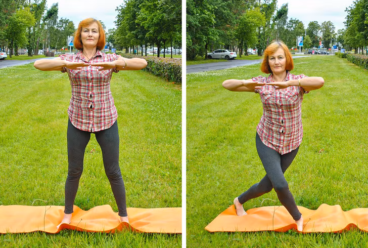 Giữ nguyên tư thế tay, thực hiện động tác bước lùi chéo chân mỗi bên 20 lần.