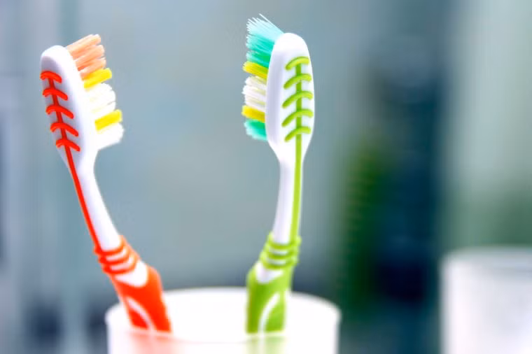 Đầu bàn chải đánh răng quá lớn: Bàn chải đánh răng của bạn phải vừa vặn với miệng để bạn dễ dàng chải răng.