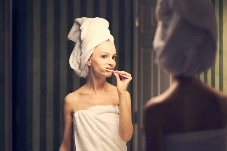 Quên đánh răng: 98% các bệnh răng miệng có thể tránh được bằng cách đánh răng hai lần mỗi ngày với kem đánh răng có fluoride và dùng chỉ nha khoa mỗi ngày một lần, cùng với việc kiểm tra thường xuyên với nha sĩ. Ảnh: RD.