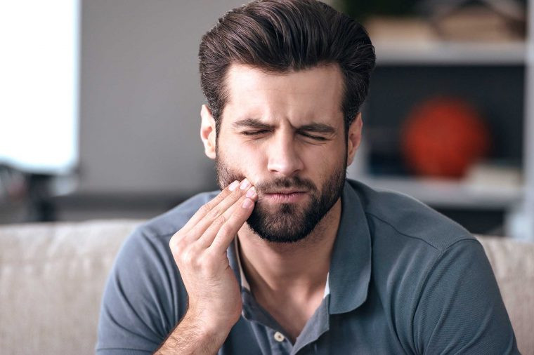 Chải răng quá mạnh: Răng không phải là chất liệu bất tử trước những tác động mạnh nên dùng quá nhiều sức khi chải răng cũng sẽ dễ khiến răng bị tổn thương. Bàn chải đánh răng cần chọn loại mềm mại kết hợp với việc chải răng nhẹ nhàng sẽ đạt hiệu quả tốt.