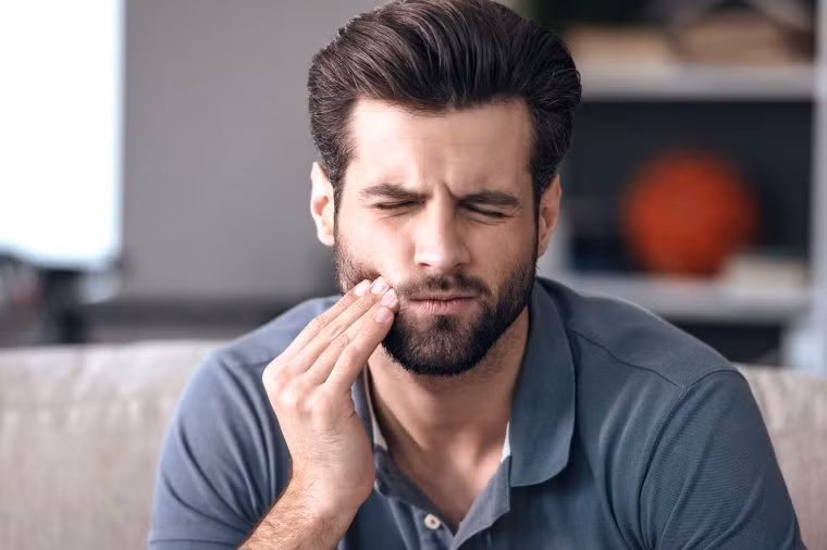 Chải răng quá mạnh: Răng không phải là chất liệu bất tử trước những tác động mạnh nên dùng quá nhiều sức khi chải răng cũng sẽ dễ khiến răng bị tổn thương. Bàn chải đánh răng cần chọn loại mềm mại kết hợp với việc chải răng nhẹ nhàng sẽ đạt hiệu quả tốt.