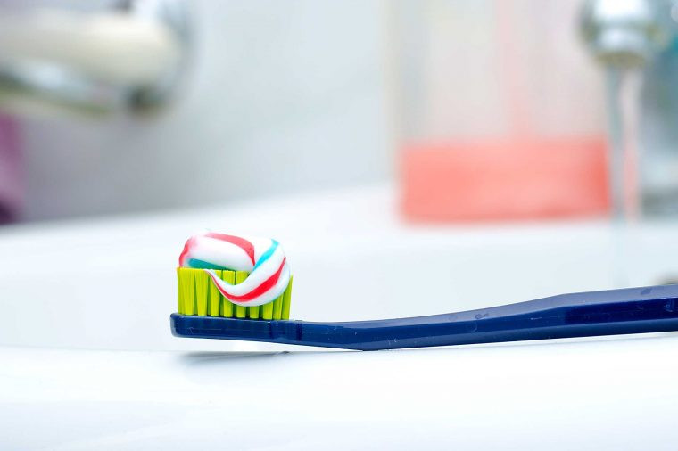 Bàn chải đánh răng quá cứng: Những chiếc lông bàn chải đánh răng quá cứng thường không tốt với răng và nướu của bạn, vì vậy, hầu hết các nha sĩ đều khuyên không nên dùng chúng. Thay vào đó, hãy chọn những chiếc bàn chải lông mềm hoặc siêu mềm có thể nhẹ nhàng chui xuống dưới đường viền nướu.