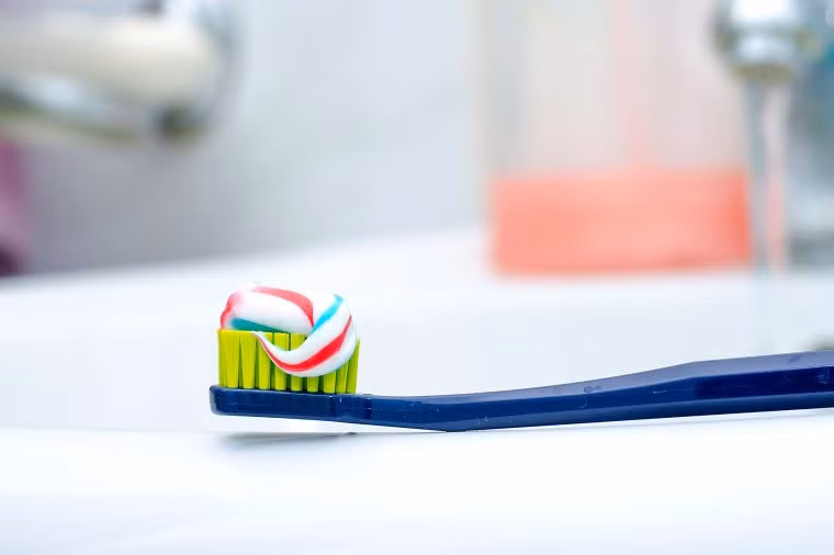 Bàn chải đánh răng quá cứng: Những chiếc lông bàn chải đánh răng quá cứng thường không tốt với răng và nướu của bạn, vì vậy, hầu hết các nha sĩ đều khuyên không nên dùng chúng. Thay vào đó, hãy chọn những chiếc bàn chải lông mềm hoặc siêu mềm có thể nhẹ nhàng chui xuống dưới đường viền nướu.