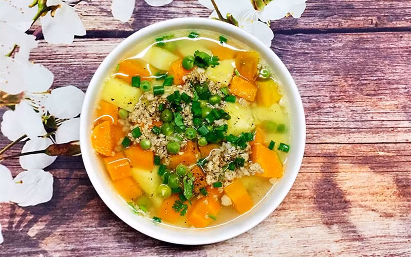 Cà rốt là một trong những thực phẩm rất giàu chất dinh dưỡng, đặc biệt là vitamin A có thể chữa chứng quáng gà, không muốn ăn, khô tròng mắt.