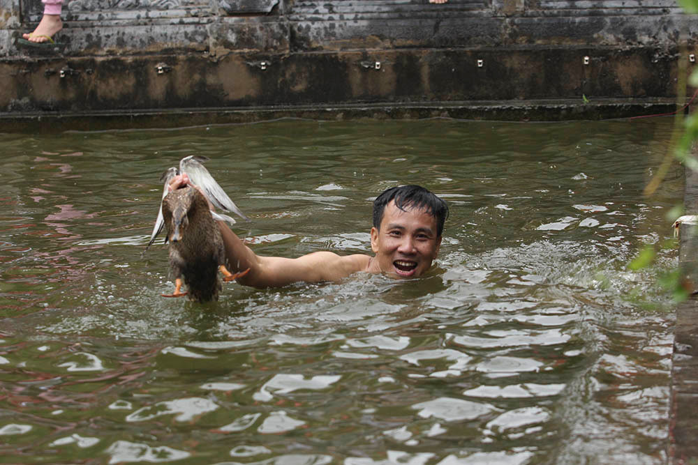 Có người phải ngâm dưới nước cả tiếng đồng hồ mới thành công.