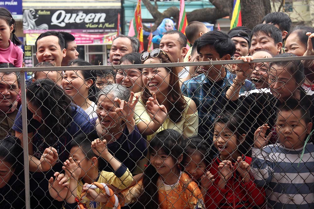 Nhiều pha vồ hụt lợn hoặc ôm chầm lấy nhau mang đến tiếng cười sảng khoái cho khán giả. 