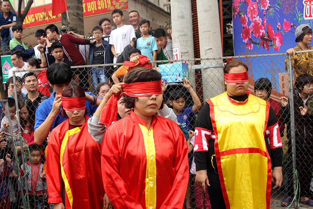 Mỗi lượt chơi có 3 thành viên, bắt lợn ở khoảng sân rộng khoảng 20m2. Người nào thành công sẽ được mang "sản phẩm" về nhà để mổ thịt hoặc nuôi tiếp. Tuy nhiên do lợn nhỏ, chạy rất nhanh, người chơi lại bịt mắt nên xảy ra không ít tình huống vồ phải nhau rồi cả hai ôm nhau cười.