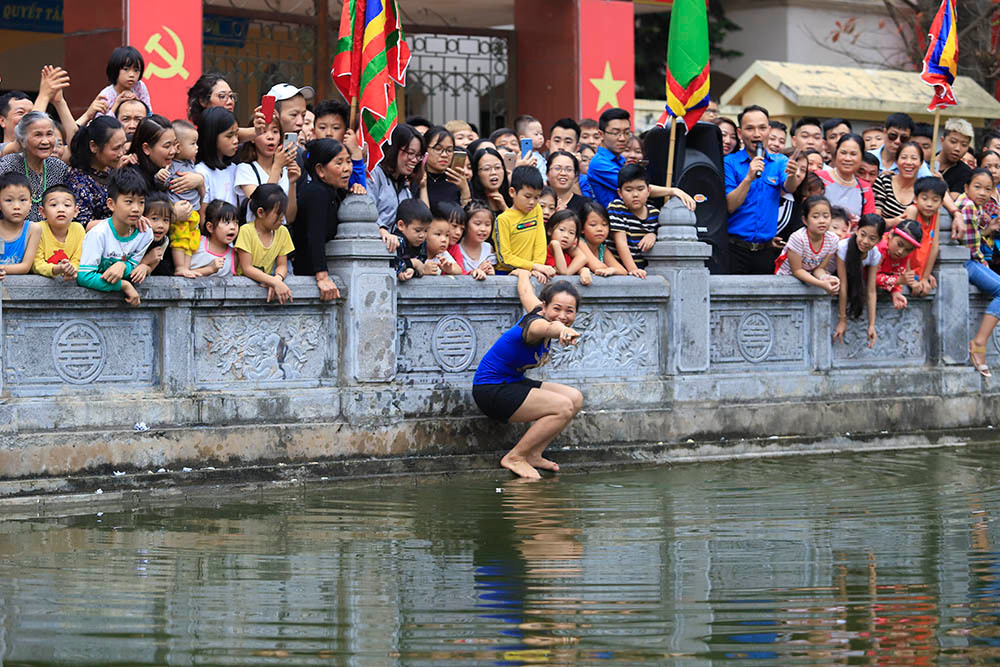 Mọi năm chỉ có nam giới với thể lực khỏe tham gia, nhưng năm nay xuất hiện một phụ nữ đăng ký bắt vịt ngay từ đầu.