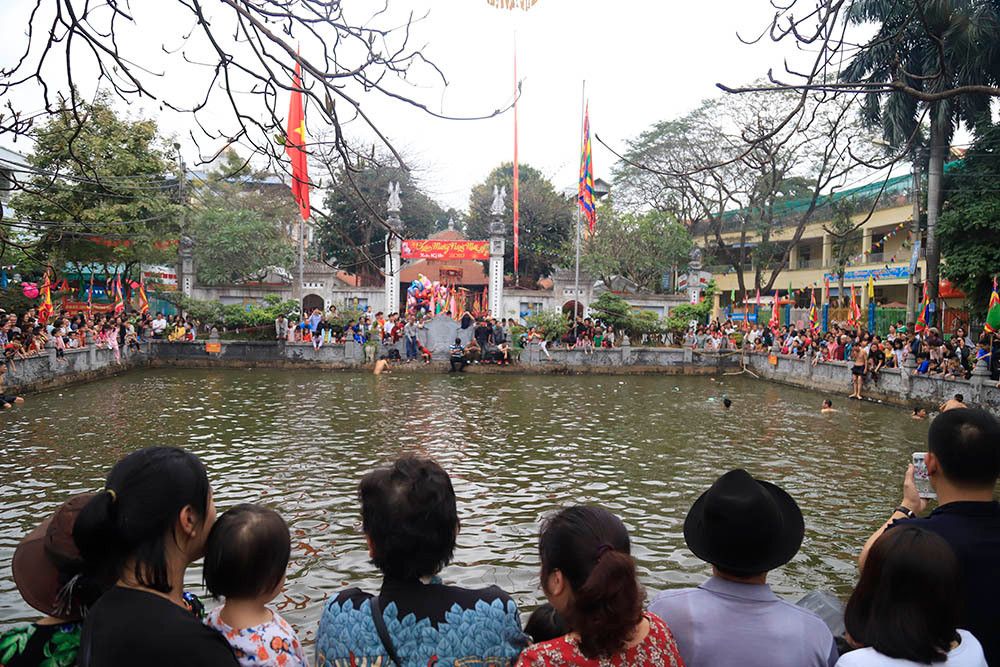 Lễ hội làng Vạn Phúc (quận Hà Đông, Hà Nội) diễn ra từ ngày 11 đến hết ngày 13 tháng Giêng hằng năm, nhằm tưởng nhớ và tôn vinh ông tổ nghề dệt. Sau phần tế lễ, hàng trăm người dân đã tập trung tại hồ nước trước đình để tham dự trò chơi bắt vịt và bịt mắt bắt lợn.