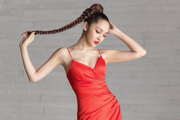 Các kiểu váy áo hai dây là trang phục không thể thiếu trong tủ đồ của Bảo Anh.