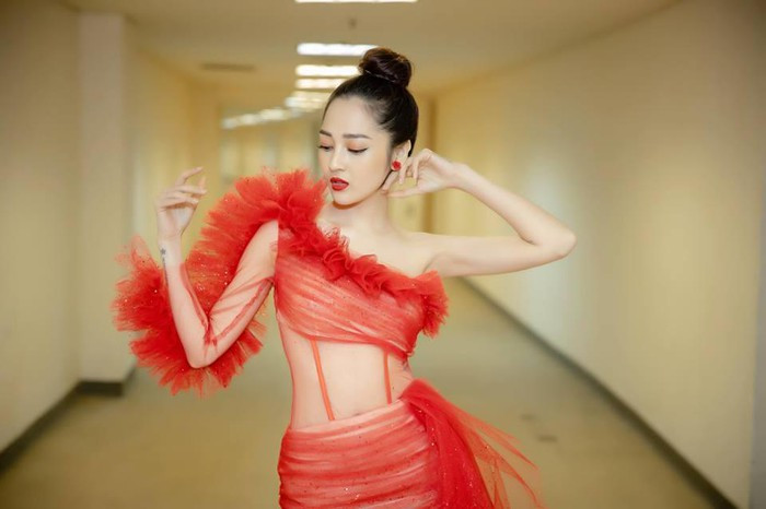 Không chỉ ngắn hết cỡ, Bảo Anh còn chuộng những thiết kế xuyên thấu cực gợi cảm.