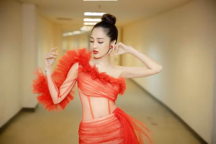 Không chỉ ngắn hết cỡ, Bảo Anh còn chuộng những thiết kế xuyên thấu cực gợi cảm.