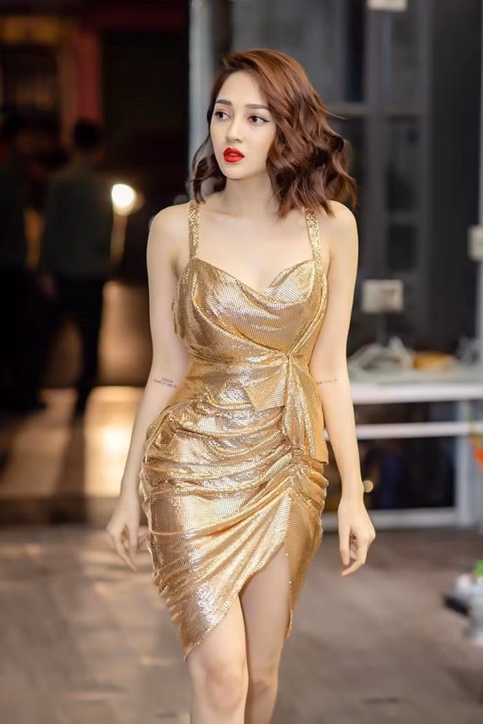 Trang phục từ nhà ra phố của Bảo Anh đều hết sức gợi cảm.