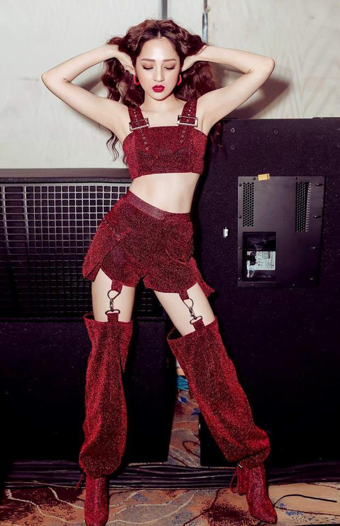 Nhiều bộ cánh của Bảo Anh gây “nhức mắt” vì trông chẳng khác gì nội y mặc nhà.