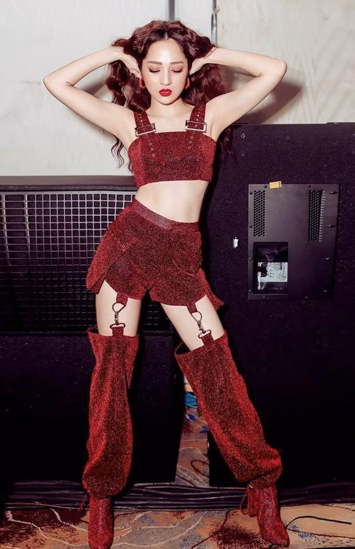 Nhiều bộ cánh của Bảo Anh gây “nhức mắt” vì trông chẳng khác gì nội y mặc nhà.