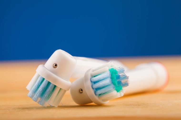 Đánh răng hai lần một ngày bằng bàn chải đánh răng điện: Nha sĩ Scott Asni, giám đốc Trung tâm Nha khoa365, cho biết các nghiên cứu đã chứng minh rằng bàn chải đánh răng điện làm sạch răng tốt hơn đáng kể so với bàn chải thông thường. Do vậy, đánh răng bằng bàn chải đánh răng điện là cách làm sạch răng tốt nhất, từ đó giúp ngừa sâu răng.