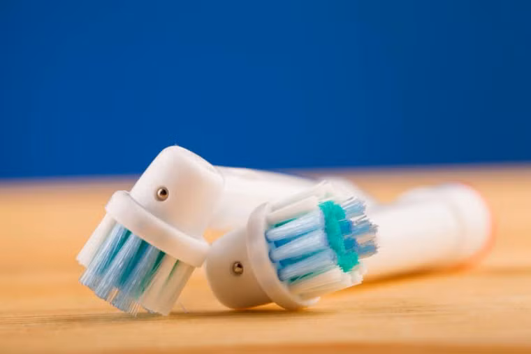 Đánh răng hai lần một ngày bằng bàn chải đánh răng điện: Nha sĩ Scott Asni, giám đốc Trung tâm Nha khoa365, cho biết các nghiên cứu đã chứng minh rằng bàn chải đánh răng điện làm sạch răng tốt hơn đáng kể so với bàn chải thông thường. Do vậy, đánh răng bằng bàn chải đánh răng điện là cách làm sạch răng tốt nhất, từ đó giúp ngừa sâu răng.