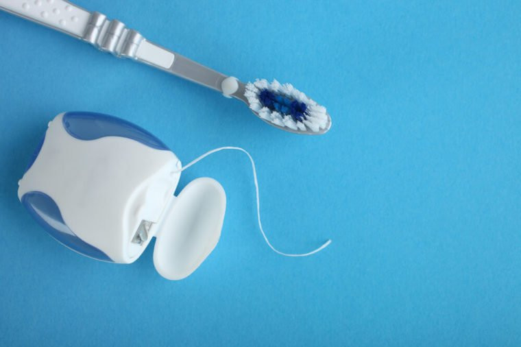 Xỉa răng bằng chỉ nha khoa mỗi ngày một lần: Theo nha sĩ, việc xỉa răng ngăn ngừa mất xương và sâu răng trong hốc răng mà bàn chải đánh răng không thể với tới.