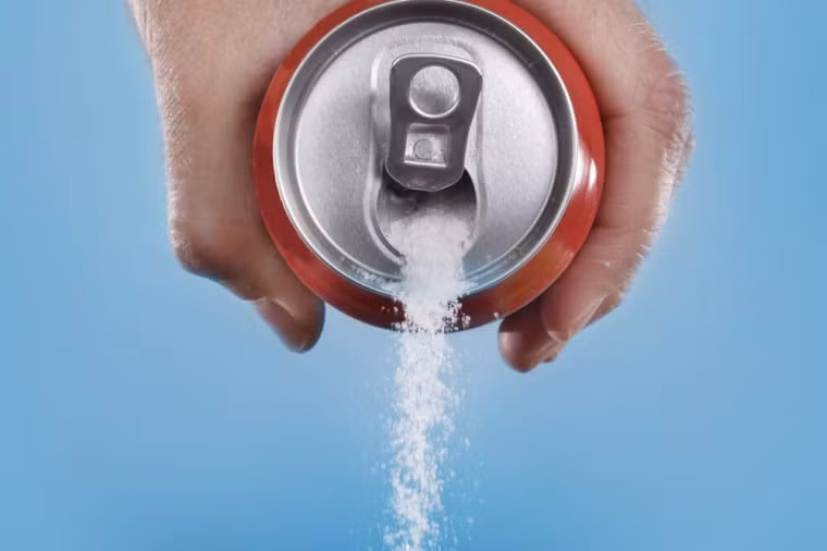 Ăn thực phẩm lành mạnh với ít đường: Cắt giảm các món ngọt có thể giảm thiểu nguy cơ sâu răng. Tiến sĩ Rozenberg nói rằng thực phẩm lành mạnh, ít đường giúp xua đuổi các mảng bám làm hỏng men răng.