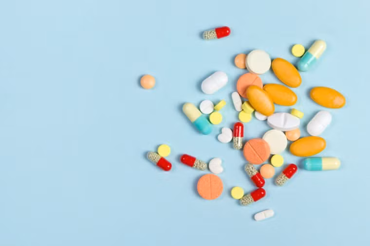 Hãy chú ý đến thuốc: Đơn thuốc của bạn có thể có một số tác dụng phụ không mong muốn, như gây hại cho răng, bác sĩ phẫu thuật miệng Ira Kamp cảnh báo.