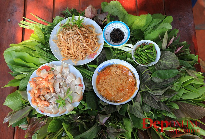  Gỏi lá Kom Tum sẽ đưa thực khách đến gần hơn với đặc trưng của văn hóa ẩm thực Tây Nguyên vì khi ăn từ việc chọn lá, lấy thức ăn kèm và cuốn gỏi phải dùng tay mới đúng điệu.