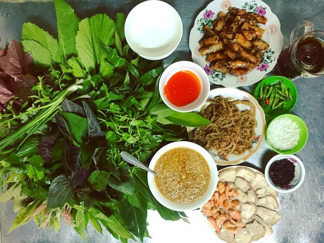 Điểm nhấn của món này là nước chấm. Nước chấm của món gỏi lá Kon Tum không phải nước mắm hay nước tương thông thường mà được đặc chế từ hèm rượu, khử qua bằng dầu ăn rồi trộn cùng trứng vịt tạo nên chén nước chấm đậm đà, bắt mắt có màu vàng của nghệ.