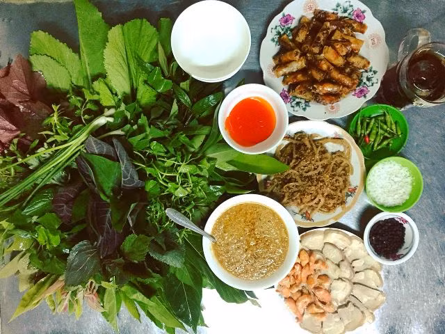 Điểm nhấn của món này là nước chấm. Nước chấm của món gỏi lá Kon Tum không phải nước mắm hay nước tương thông thường mà được đặc chế từ hèm rượu, khử qua bằng dầu ăn rồi trộn cùng trứng vịt tạo nên chén nước chấm đậm đà, bắt mắt có màu vàng của nghệ.