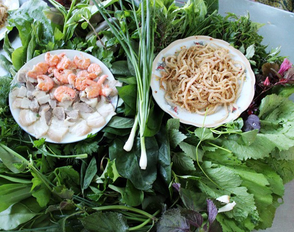 Giai đoạn chuẩn bị nguyên liệu đã công phu, khi thưởng thức món gỏi lá cũng đặc biệt không kém, không thể vội vã mà phải theo đúng quy trình. Trước tiên, chọn một lá to bản như lá cải hoặc lá mơ lông bao bên ngoài, tiếp đó chọn lá non xếp vào trong, khi thấy vừa một cuốn gỏi thì xoáy gấp cuốn lá thành hình phễu.