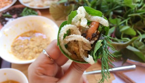 Món bì heo được chế biến vô cùng công phu khi được thái sợi rồi trộn với riềng giã mịn và gia vị. Phải có thêm đĩa tiêu nguyên hạt, muối hạt và ớt chỉ thiên, loại ớt xanh có mùi thơm đặc trưng của đất đỏ bazan.