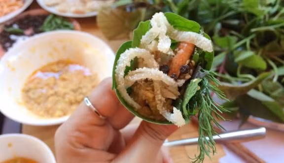 Món bì heo được chế biến vô cùng công phu khi được thái sợi rồi trộn với riềng giã mịn và gia vị. Phải có thêm đĩa tiêu nguyên hạt, muối hạt và ớt chỉ thiên, loại ớt xanh có mùi thơm đặc trưng của đất đỏ bazan.