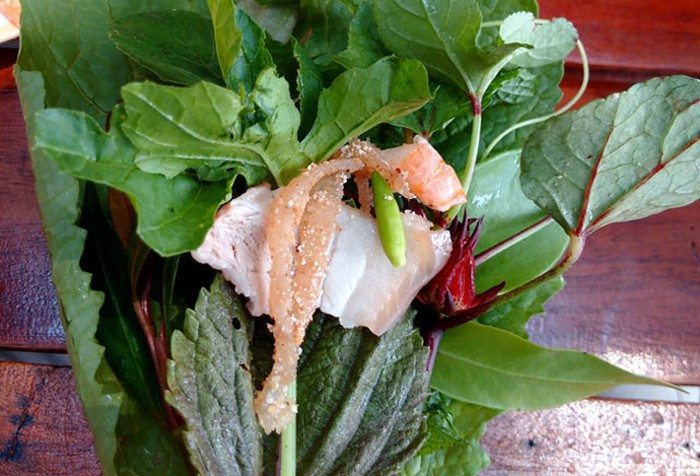 Mỗi lần cuốn lá chúng ta có thể lựa chọn các loại lá khác nhau để tạo nên những hương vị riêng, khi thì bùi bùi của lá sung, chan chát của lá ổi khi lại thơm dịu, chua chua của lá xoài.