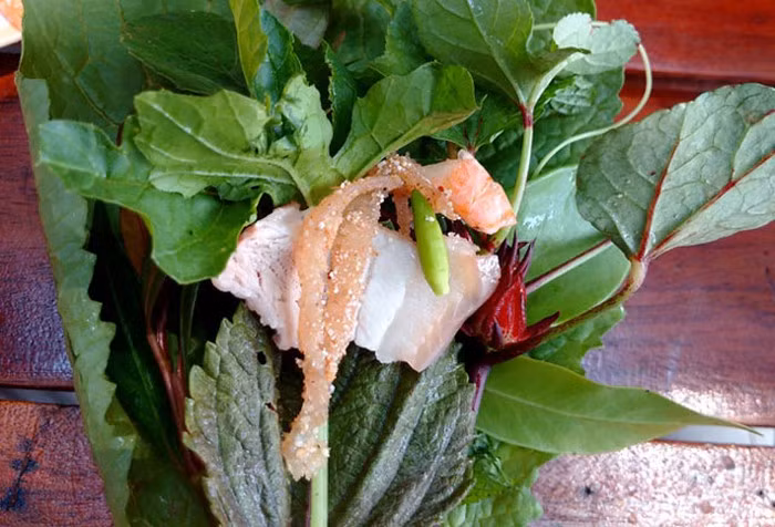 Mỗi lần cuốn lá chúng ta có thể lựa chọn các loại lá khác nhau để tạo nên những hương vị riêng, khi thì bùi bùi của lá sung, chan chát của lá ổi khi lại thơm dịu, chua chua của lá xoài.