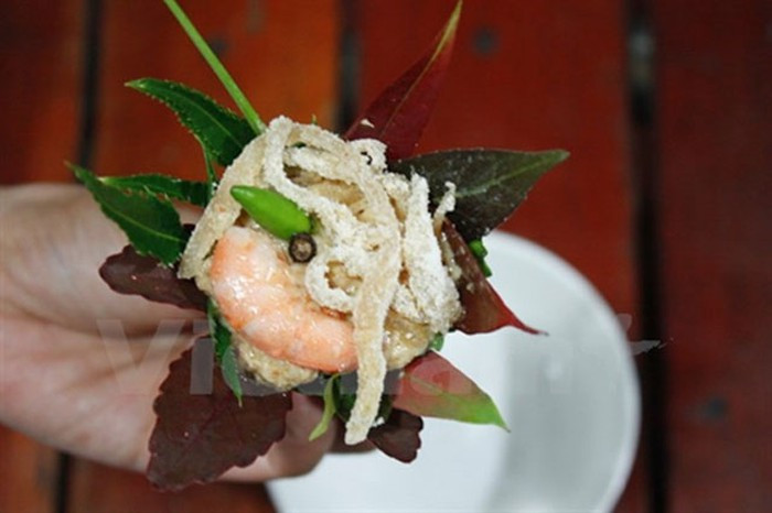 Cuối cùng, múc một thìa nước chấm chan đều lên rồi bỏ hết cuốn gỏi vào miệng và từ từ thưởng thức sự hòa quyện của hoang dại, nồng nàn, thanh mát đậm hương vị Tây Nguyên. Ảnh: Internet. 