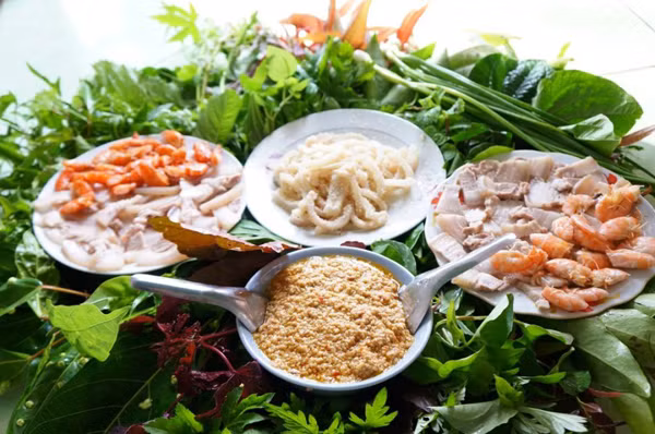 Gỏi lá ăn chung với thịt ba chỉ luộc chín thái mỏng, tôm đất được cắt đầu rang vàng khô vừa béo vừa mềm.