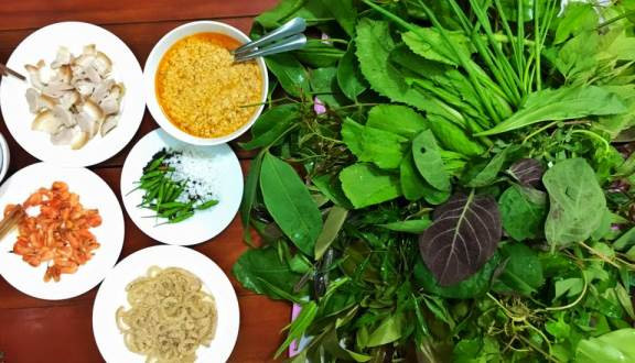 Nguyên liệu chính của món ăn là lá rừng nên lá phải được lấy ở trong rừng từ sáng sớm. Các loại lá mà chỉ Tây Nguyên mới có như lá trâm, ngành ngạnh đỏ, mật gấu, lá bứa, từ đại bi…