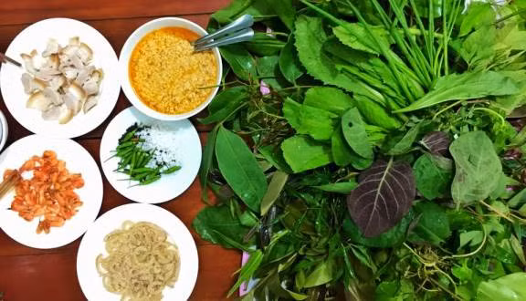 Nguyên liệu chính của món ăn là lá rừng nên lá phải được lấy ở trong rừng từ sáng sớm. Các loại lá mà chỉ Tây Nguyên mới có như lá trâm, ngành ngạnh đỏ, mật gấu, lá bứa, từ đại bi…