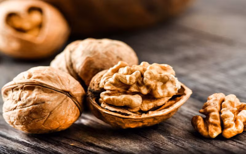 Tăng cường sức khỏe trái tim: Quả óc chó chứa lượng omega-3 dồi dào cũng như các chất béo không bão hòa đơn làm giảm cholesterol xấu, do đó làm giảm nguy cơ mắc bệnh tim.