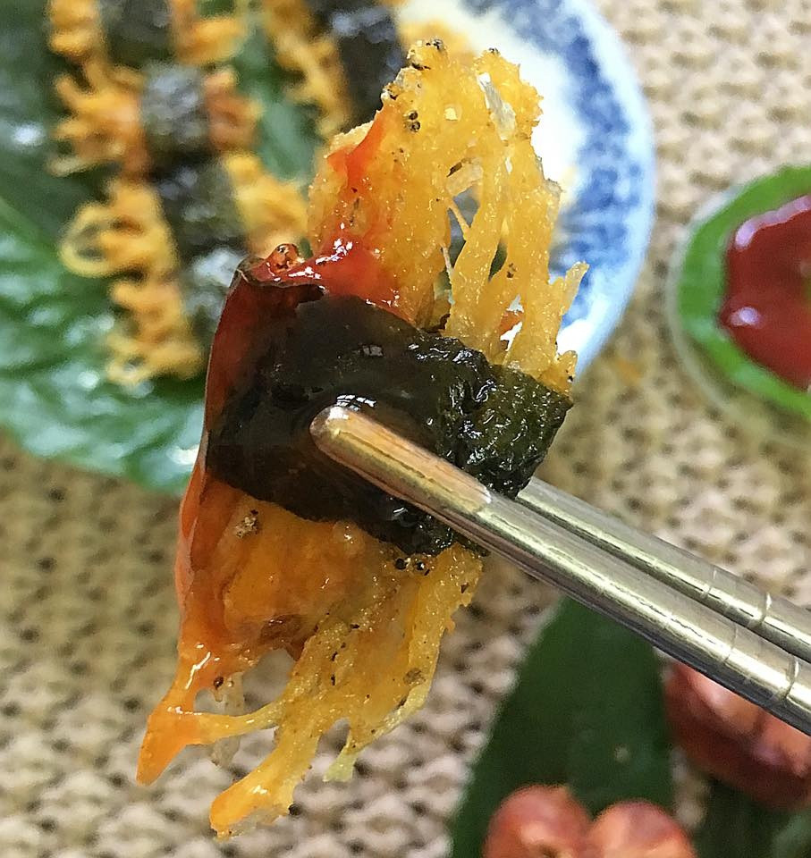 Trộn đều cá, thịt xay, hành thái nhỏ, lá lốt thái chỉ, nắm, tiêu, gia vị. Cắt đôi lá lốt để cuốn từng miếng cá rồi cho vào chảo chiên vàng. Món cá chiên này ăn kèm tương ớt cực ngon. Ảnh: Đời sống &amp; Pháp lý.