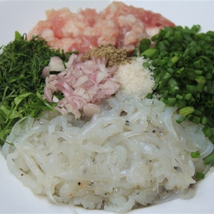 3. Chả cá ngần. Nguyên liệu: Cá ngần, thịt băm, trứng gà, hành khô, hành răm, thì là, lá lốt, gia vị. Cá ngần rửa sạch, để ráo nước. Hành, răm, thì là, lá lốt rửa sạch, thái nhỏ. Cho cá ngần vào bát tô trộn cùng với thịt băm nhỏ, trứng gà, tiêu, bột nêm, hành răm băm nhỏ. Ảnh: Cooky.vn.