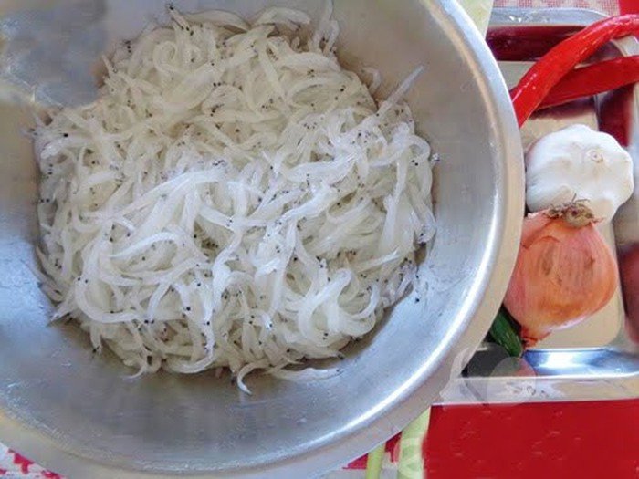 2. Cá ngần rim dừa sấy khô. Nguyên liệu: Cá ngần, lá chanh, tương, đường, bột nêm, tỏi, hành và ớt tươi, dừa bào sấy khô. Cá ngần rửa sạch để ráo. Cho cá ngần vào bao nilon cùng 60 gr tinh bột bắp, xóc đều. Ảnh: f5thegioinghieng235.blogspot.vn.