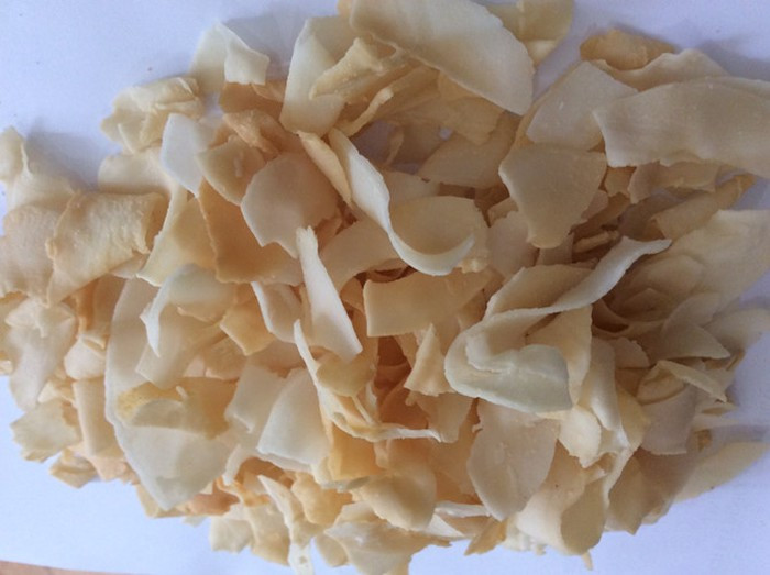 Bắc chảo dầu lên bếp, chờ dầu nóng cho từng ít cá vào chiên với lửa vừa. Chiên vàng thì vớt cá ra dĩa có lót giấy thấm dầu. Bắc chảo khác lên bếp. Cho 2 muỗng canh dầu vào xào chung với 2 muỗng canh tỏi hành băm. Ảnh: thegioidua.vn.