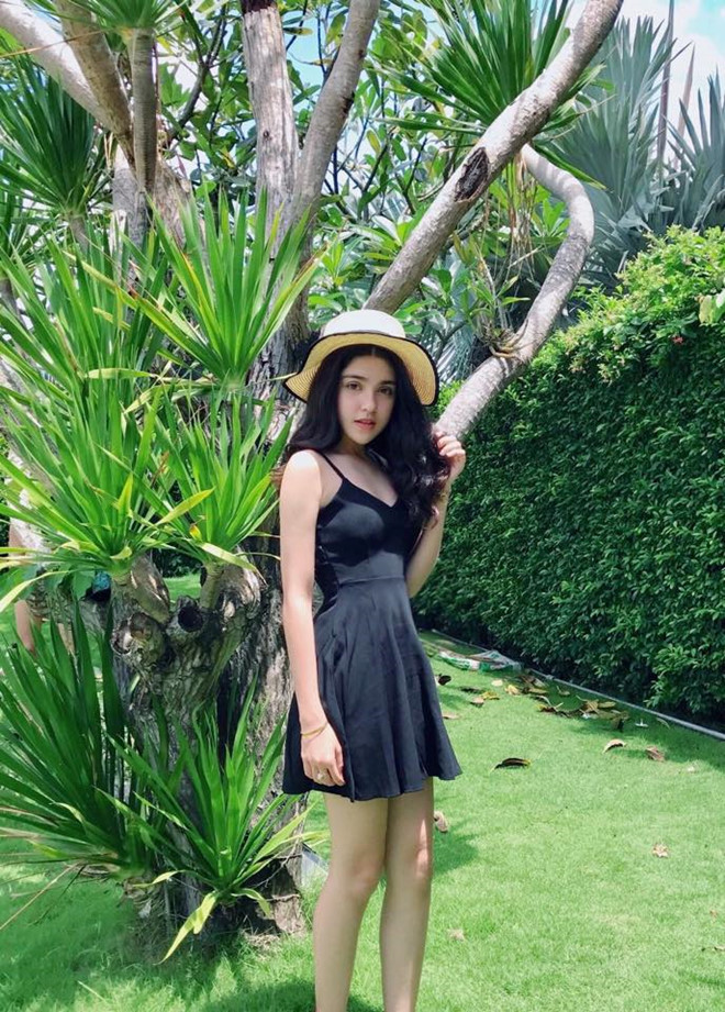 Nữ sinh sinh năm 2001 có cách ăn mặc gợi cảm và rất cá tính.