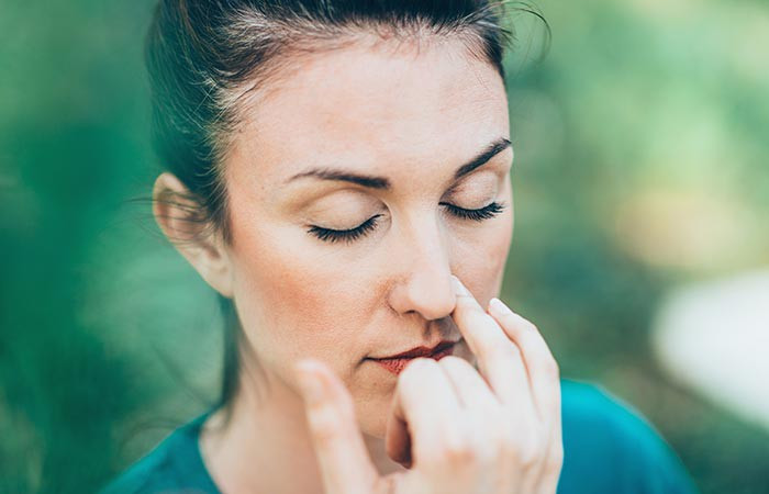 Yoga Anulom-Vilom - Đây là bài tập thở có hiệu quả giảm mỡ bụng rất tốt. Các động tác hít thở sâu của bài tập yoga này sẽ giúp oxy sẽ được bơm đầy phổi và lưu chuyển đến tất cả các tế bào trong cơ thể, tăng quá trình trao đổi chất, từ đó thúc đẩy đốt cháy các tế bào chất béo, giúp giảm mỡ vùng bụng nhanh nhất.