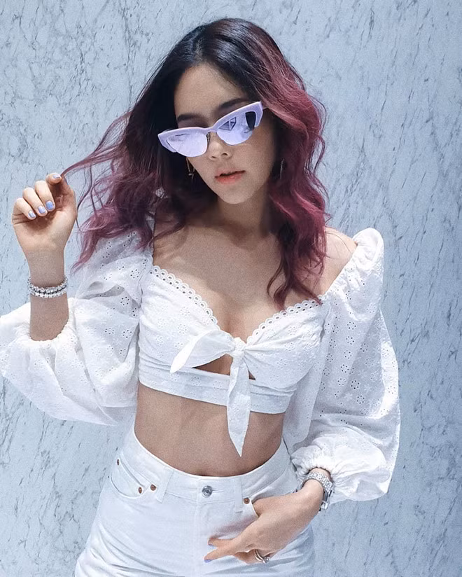 Nữ diễn viên sinh năm 1981 liên tục tham dự và ngồi hàng ghế đầu trong show diễn của nhiều thương hiệu danh tiếng thuộc các tuần lễ thời trang thế giới.