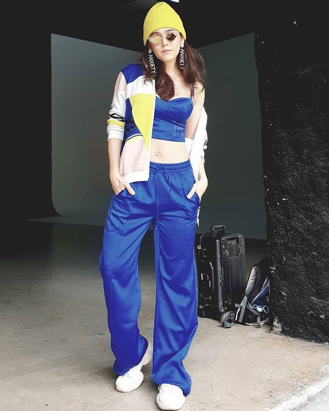 Khác với lúc lên thảm đỏ, phong cách thời trang đời thường mà Chompoo Araya rất trẻ trung như quần nỉ ống rộng, áo croptop, áo khoác denim, quần yếm…