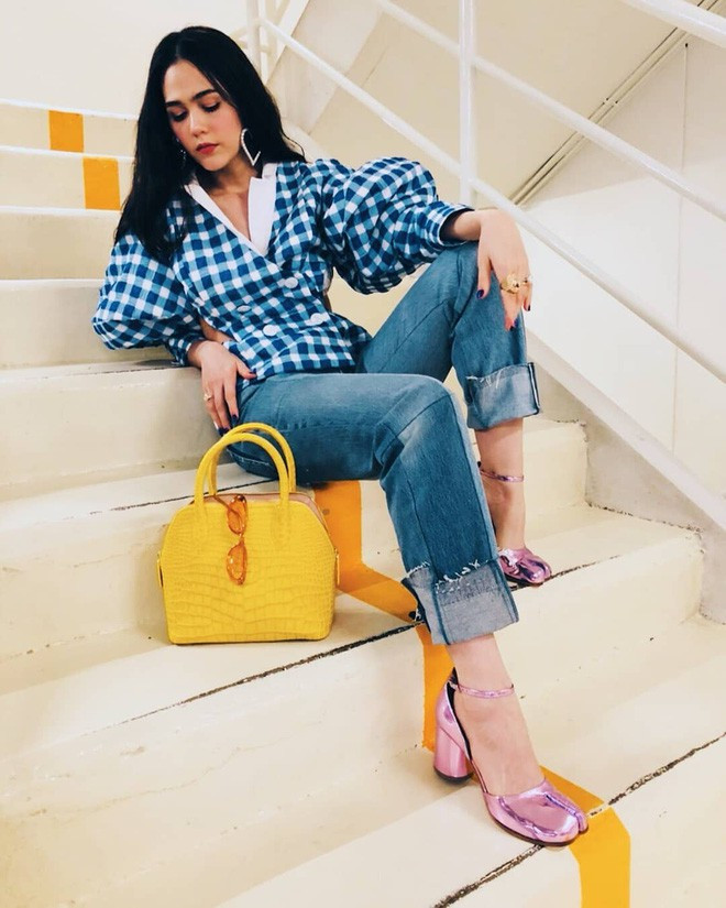 Túi xách, kính râm hay bông tai...là những phụ kiện giúp cô nhấn nhá cho trang phục, đồng thời tạo nét trẻ trung và có đôi chút bất cần, phá cách.