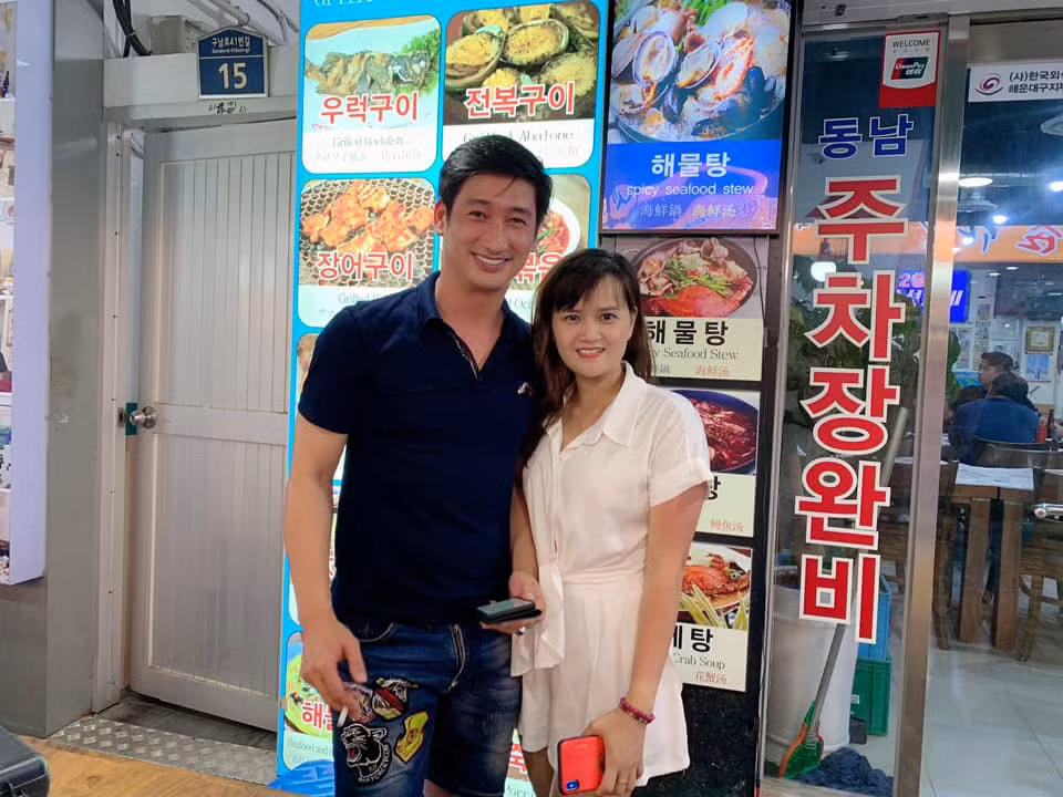 Ngọc Quỳnh ngoài đời trông "hiền" hơn trong phim rất nhiều. Phong cách thời trang của anh cũng giản dị và dễ gần.