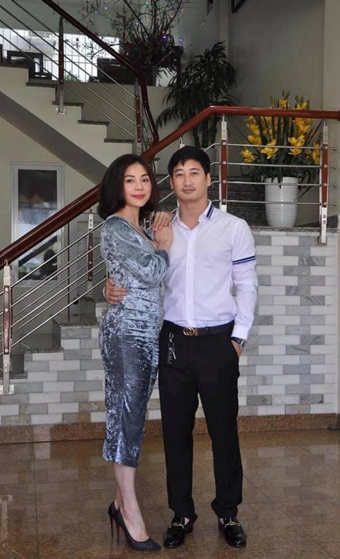 Ngoài đời, Ngọc Quỳnh khá hiền lành, vui tính và rất chiều vợ. Đi cùng vợ, nam diễn viên chọn trang phục lịch lãm.