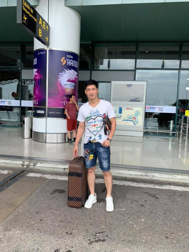 Dù đã là bố 2 con nhưng Ngọc Quỳnh vẫn sở hữu vẻ ngoài trẻ trung và cách ăn mặc nam tính.